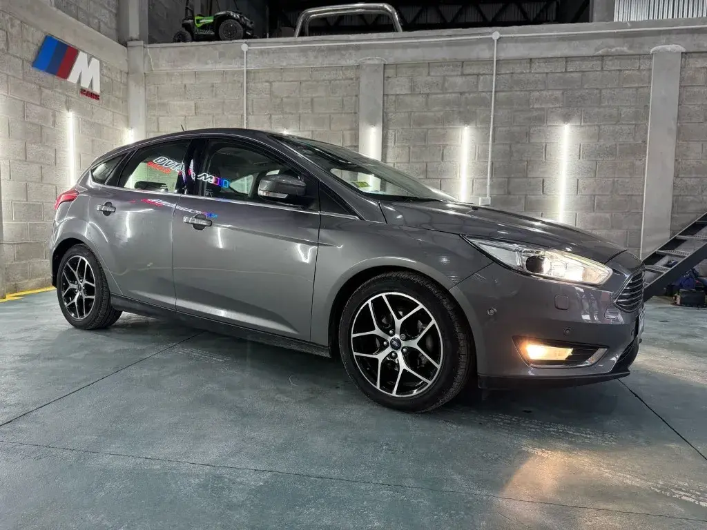 
								Ford Focus 2.0 Titanium full									